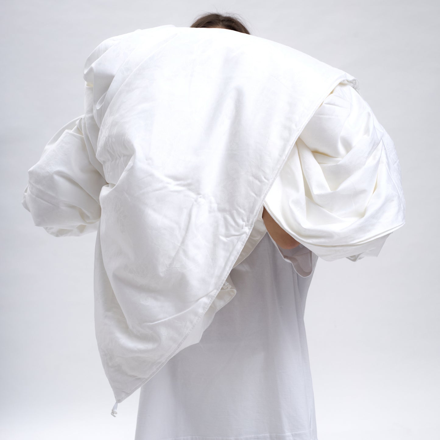 summer silk filled duvet_off white_jacquard_model 
